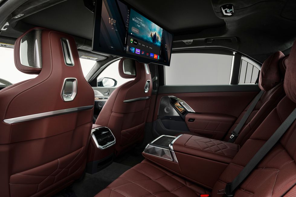 2023 BMW 740i Interior